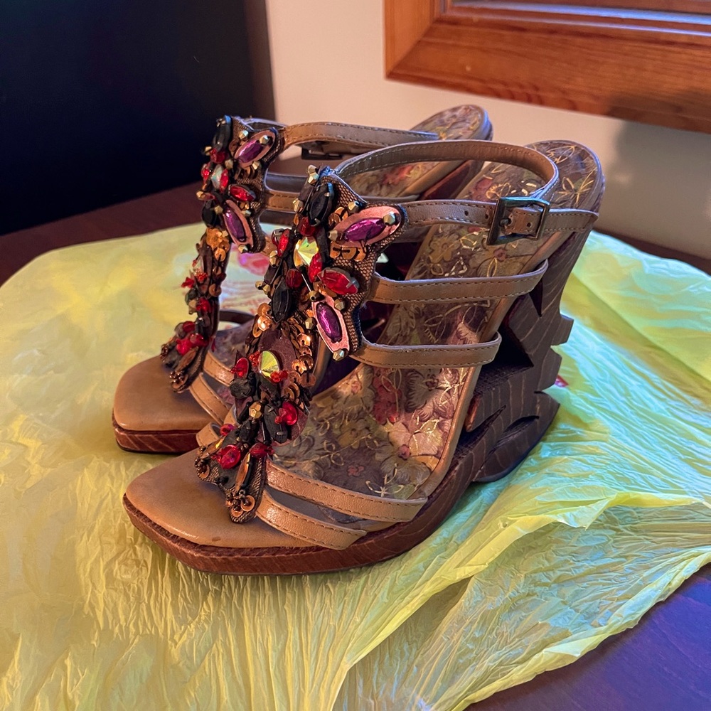Statuesque Unique Wedges with Sculptural Heel US6